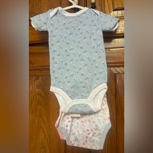 The Peanut shell adorable soft 3-piece layette set size six months NWT snaps